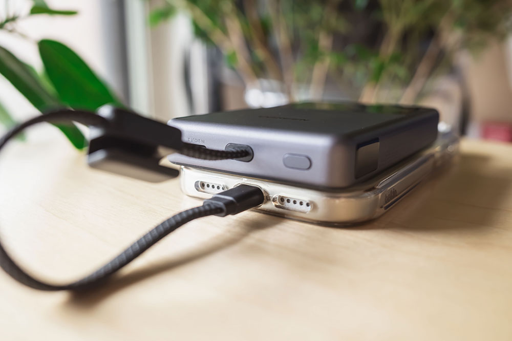 UGREEN MagFlow Pro 液体冷却式モバイルバッテリーの内蔵ケーブルでiPhone 17 Proを有線充電