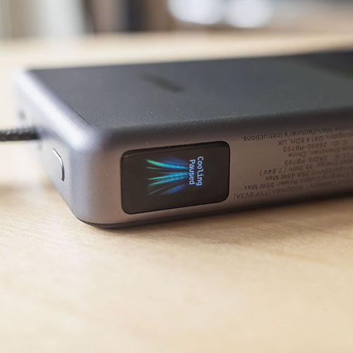 UGREEN MagFlow Pro 液体冷却式モバイルバッテリーのスマートディスプレイ