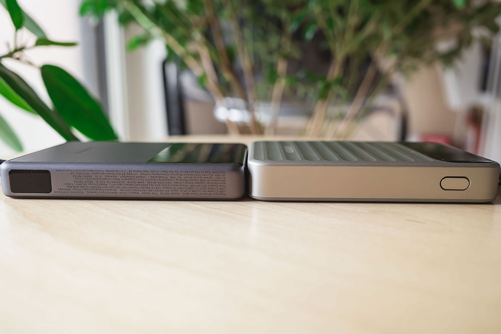 UGREEN MagFlow Pro 液体冷却式モバイルバッテリーとUGREEN Nexode Wavyの厚み比較